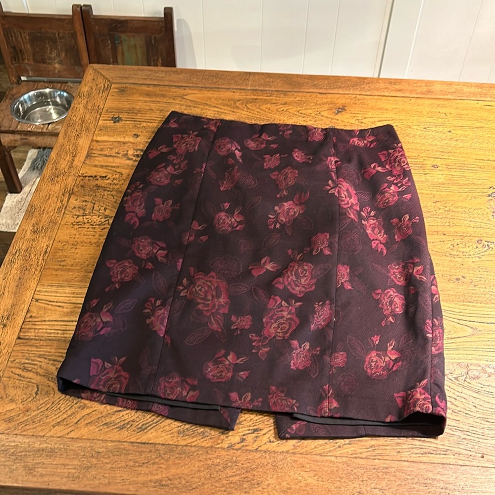 Completely lined pencil skirt size 12 floral